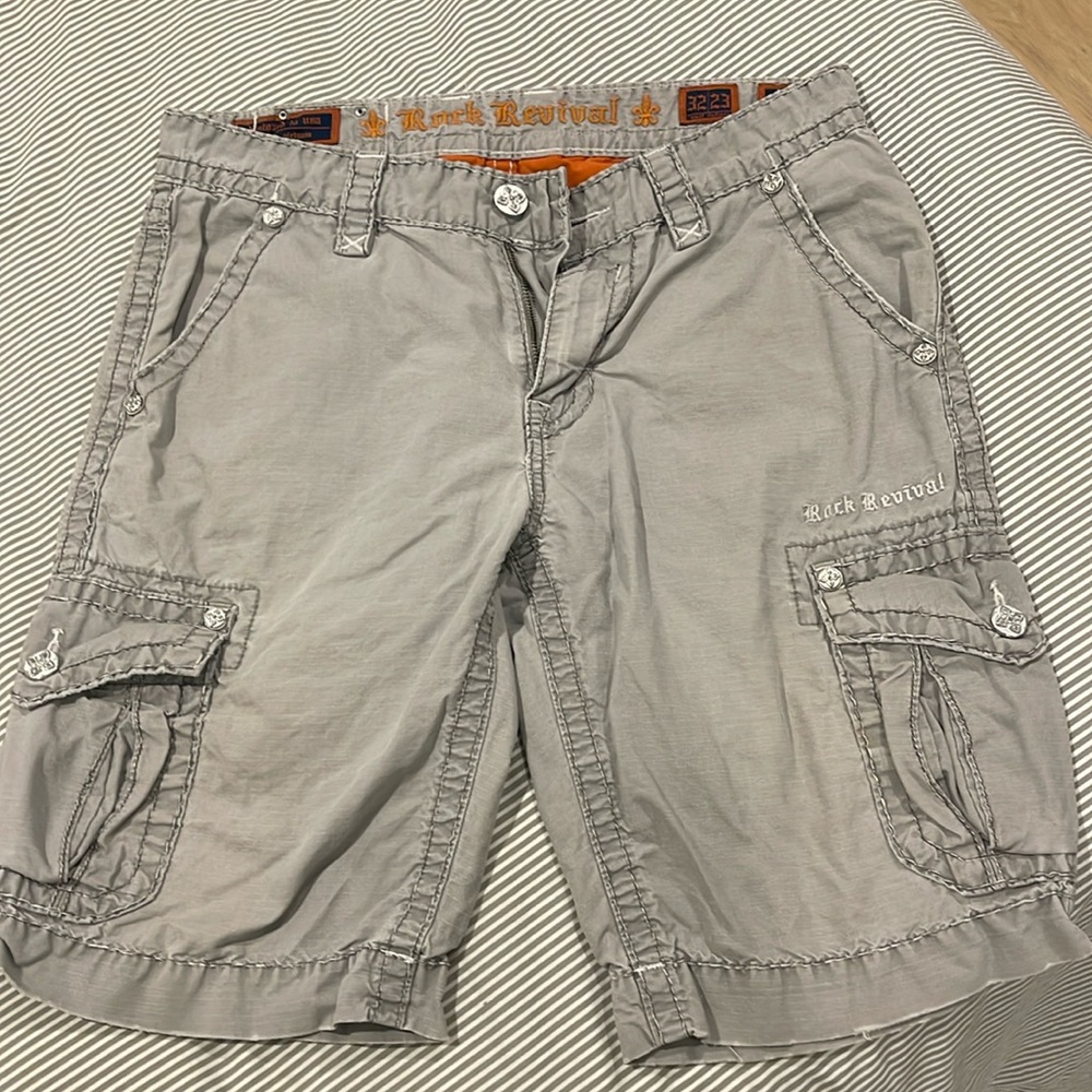 Men's rock revival 32/24 classic fit cargo jeans - like new - worn once too big.